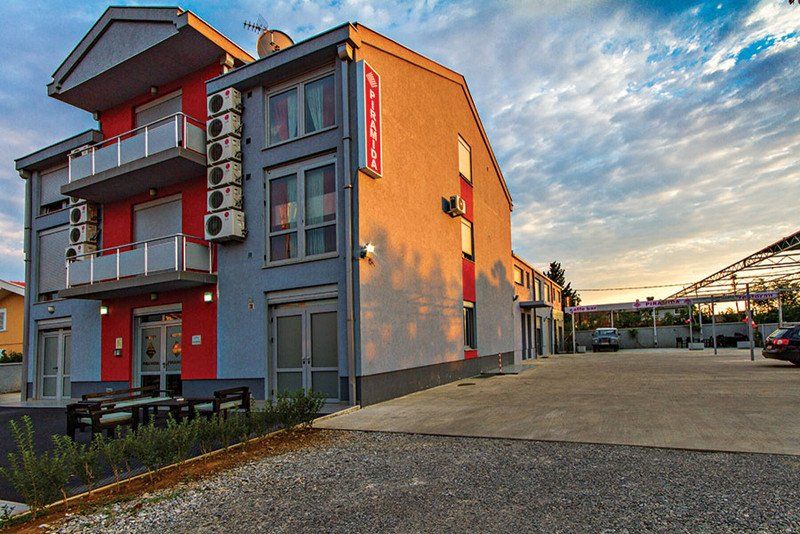 Parking hotel Piramida