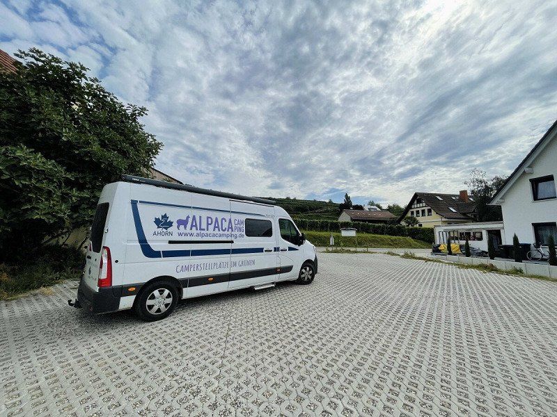 Privatstellplatz Camping auf einem befestigten Platz am Rande der Weinberge