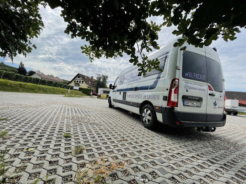 Privatstellplatz Camping auf einem befestigten Platz am Rande der Weinberge