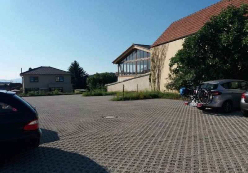 Privatstellplatz Camping auf einem befestigten Platz am Rande der Weinberge