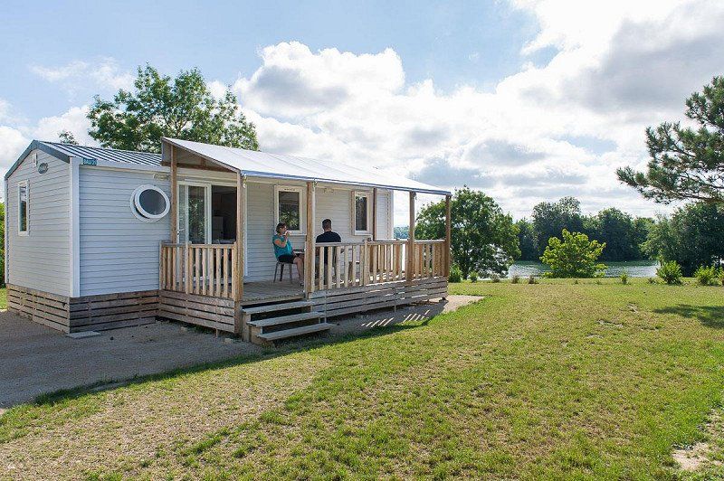Camping**** et Base de Loisirs La Plaine Tonique