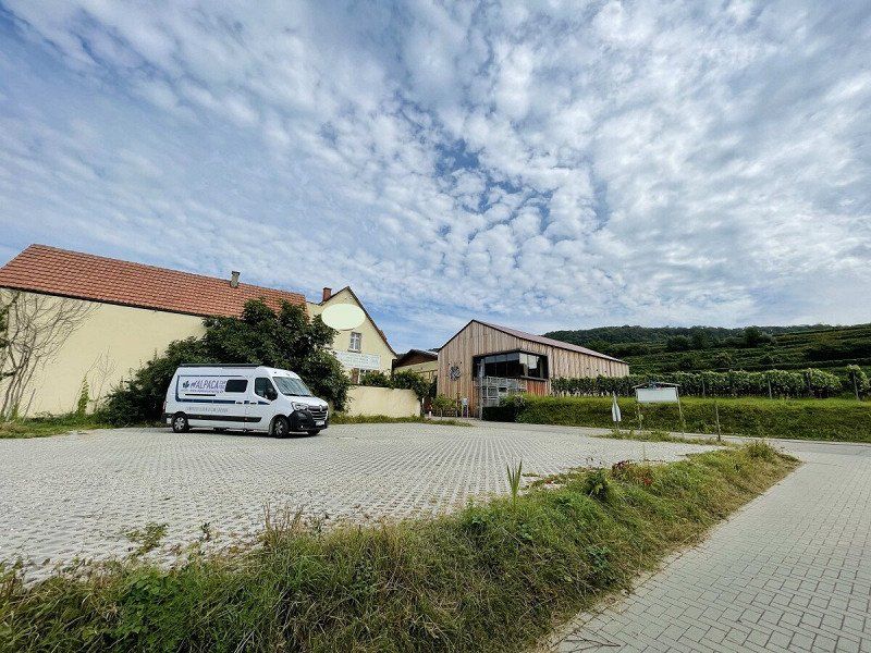 Privatstellplatz Camping auf einem befestigten Platz am Rande der Weinberge