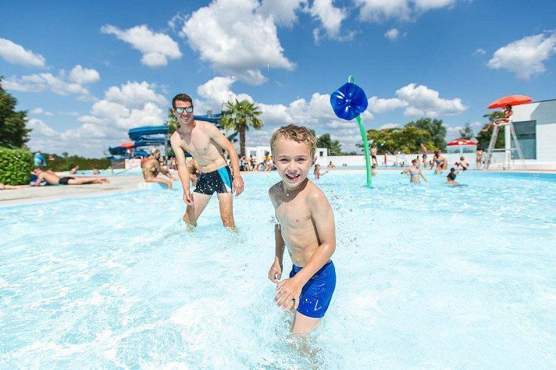 Camping**** et Base de Loisirs La Plaine Tonique