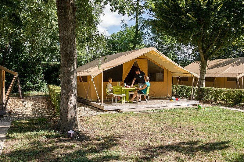 Camping**** et Base de Loisirs La Plaine Tonique