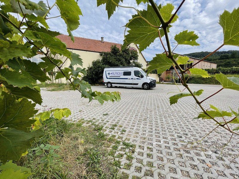 Privatstellplatz Camping auf einem befestigten Platz am Rande der Weinberge
