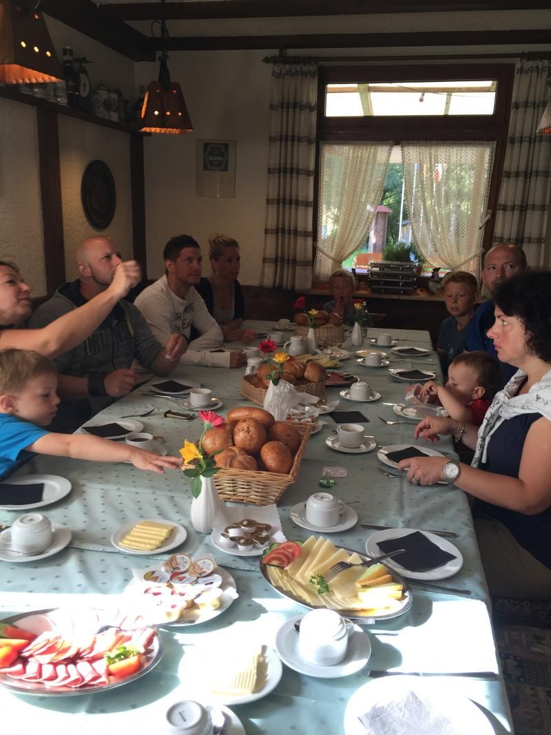 ein reich gedeckter Zmorgetisch