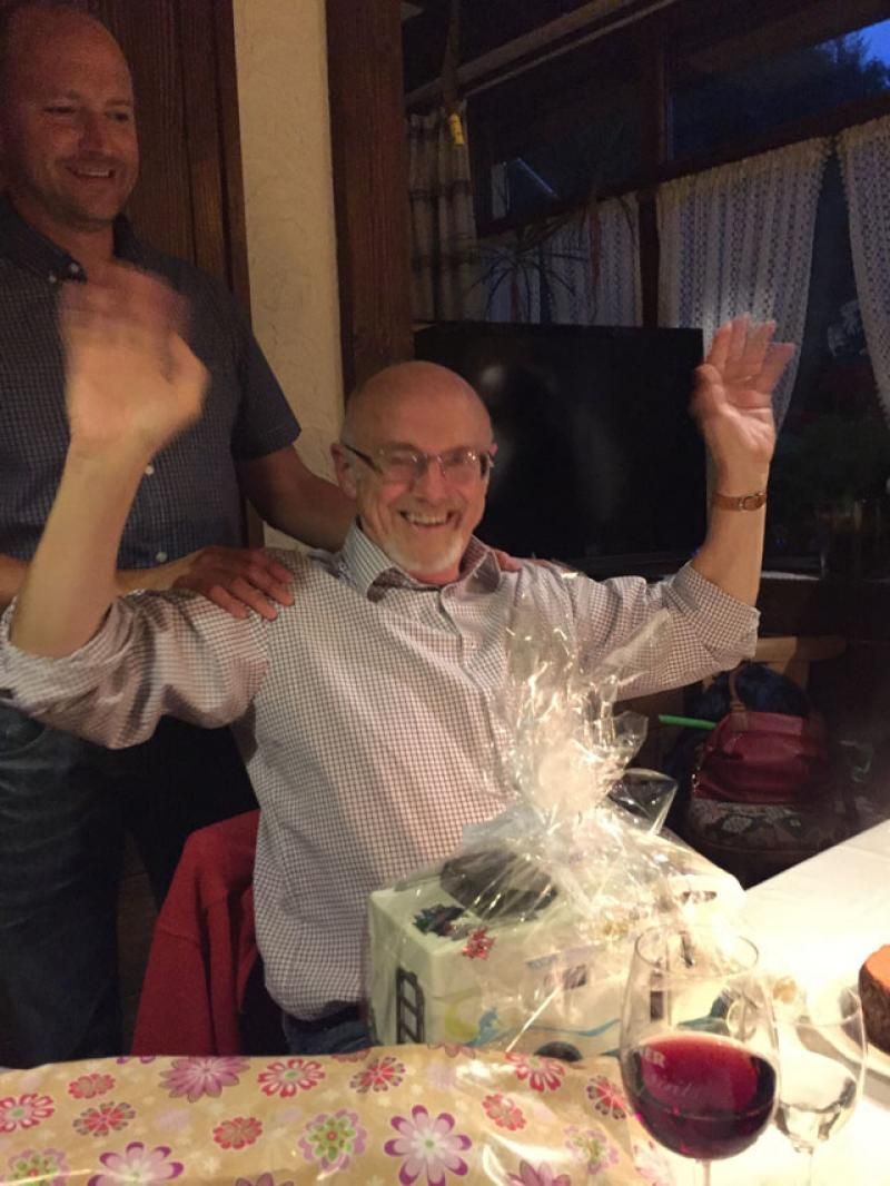 der Jubilar wird beschenkt