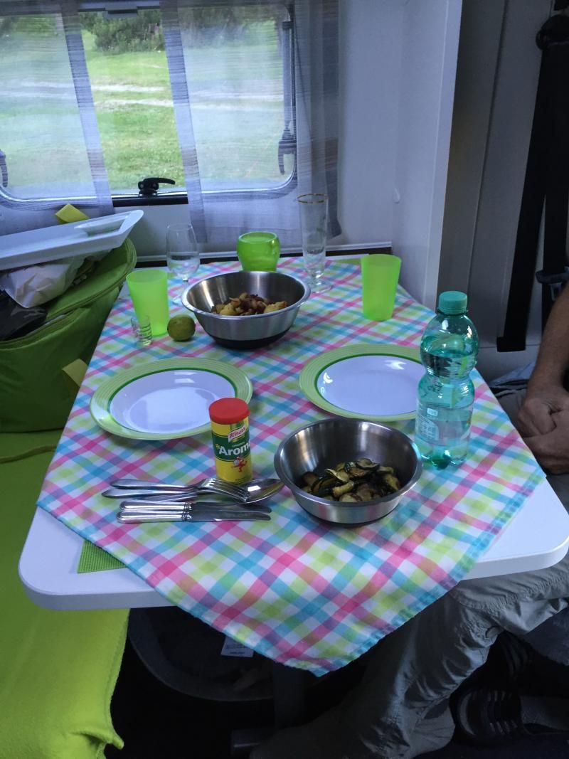 schön gedeckter Tisch - gmüetli