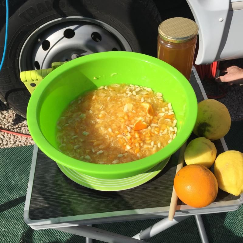 Orangensud wartet aufs Kochen