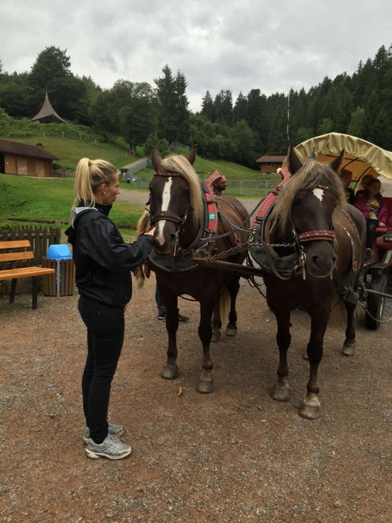 Corina bezirzt die beiden Pferdedamen....