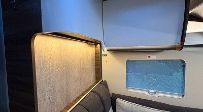 LED-Beleuchtung unter Oberschrank im Sitzbereich des Laika Wohnmobils Ecovip H 2109