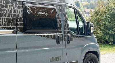 vorgehaengtes Ausstellfenster beim Sunlight Campervan Cliff 540 V Vanlife