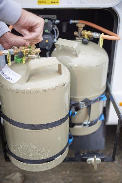 zwei Gasflaschen im Gasflaschenschrank des Dethleffs Wohnmobils XXLA Pulko