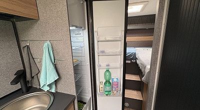 offener Kuehlschrank mit grosser Wasserflasche im Globebus Performance T46