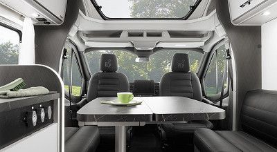 Blick in den Sitzbereich im Etrusco Wohnmobil V6.8 SCF 