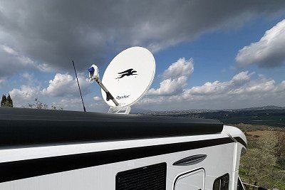 Satellitenschuessel auf dem Dach eines Laika Kreos Wohnmobils - jetzt den Freeontour Praxistest zum Kreos ansehen