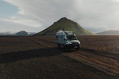 Hymer Wohnmobil Venture S auf Schotterstrasse in Island - Jetzt mehr zum Venture S bei Hymer erfahren