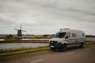 Hymer Campervan Grand Canyon S in Holland an der Strasse parkend - mehr Infos zum Campervan direkt bei Hymer ansehen