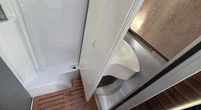 Schwenkbad in Duschposition im Laika Wohnmobil Ecovip H 2109
