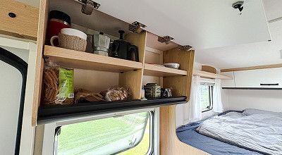 Kuechenoberscheank im Sunlight Wohnmobil V 67 S Adventure mit unterteilten Faechern