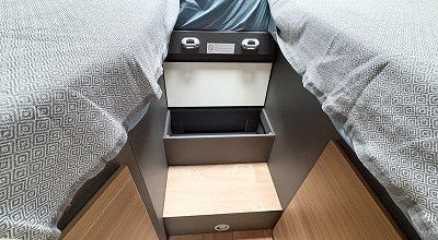 Stufe mit Stauraum im Schlafbereich des Dethleffs Globebus Performance