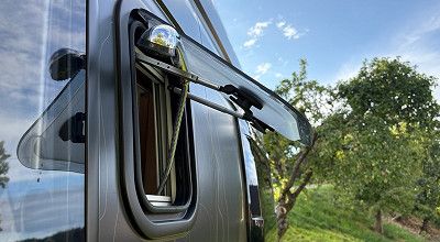 Duschschlauch aussen im Badfenster des Sunlight Campervans Cliff 4x4 Greentrek