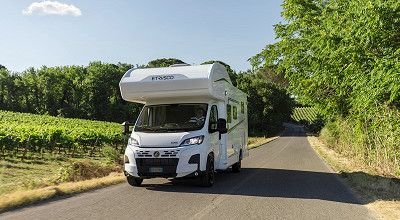 Etrusco Alkoven Wohnmobil der Base Baureihe in Italien auf der Strasse 