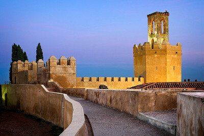 Arabische Alcazaba in Badajoz mit Mauerweg und ehemaligem Wachturm