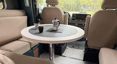 runder Esstisch im Wohnbereich des Laika Reisemobils Kreos L 5009 MB 