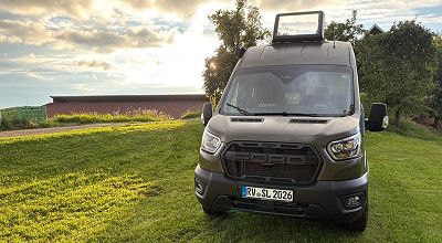 Sunlight Campervan Cliff 4x4 Greentrek von vorne auf einer Wiese