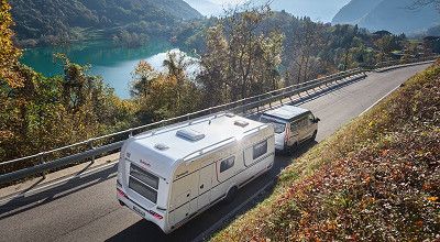 Dethleffs Wohnwagen Camper unterwegs am Gardasee von aussen