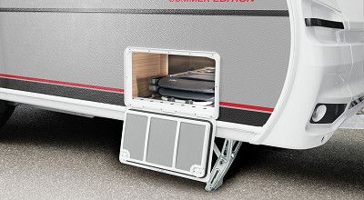 Geoeffnete Stauraumklappe bei einem Dethleffs Caravan der Summer Edition