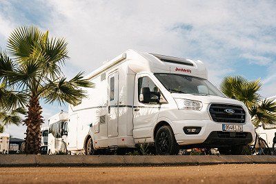 Dethleffs camper op een camping in Spanje