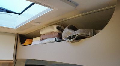 Staufach ueber dem Fahrerhaus des LMC Campervans Innovan Pure