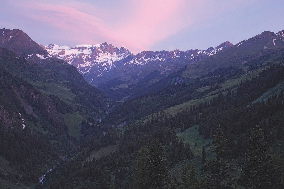 Blick übers Tal auf die Techtonikarena Sardona, Schweiz