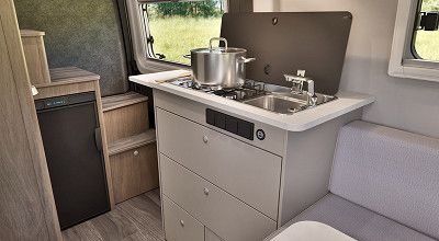 Kuehlschrank und Kuechenblock im Caradao Campervan CV541 pro