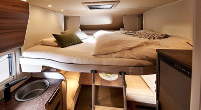 Hubbett über der Sitzgruppe im Bürstner Wohnmobil B66 TD