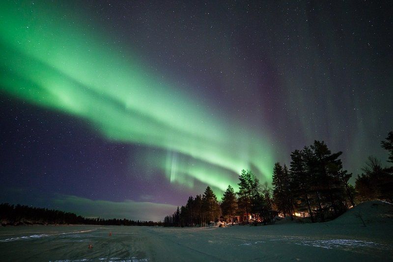 Polarlicht über zugefrorenem See in Finnland