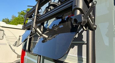 Geoeffnete Heckfenster am Sunlight Campervan Cliff X 600 mit Fahrradtraeger