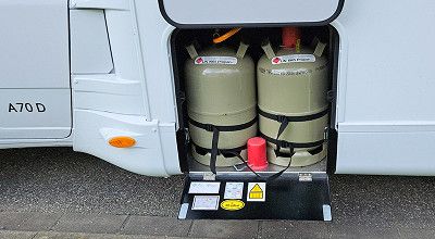 2 Gasflaschen im Versorgungsfach des Corigon A 70 D