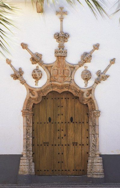 manuelinische Aussentuer des Stadtpalastes in Olivenza  