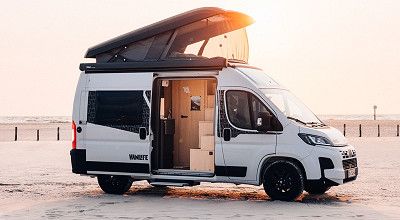 Sunlight Campervan Cliff 540V Vanlife am Strand mit offenem Schlafdachavor