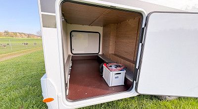 Blick in die offene Heckgarage des Corigon A 70 D
