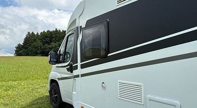 Vorgehaengtes Fenster beim Sunlight Wohnmobil V 67 S Adventure