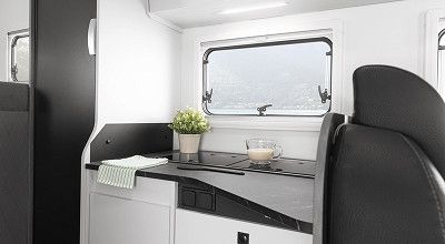 Blick in den Kuechenbereich mit Schubladen im Etrusco Wohnmobil Base T 6.9 SB