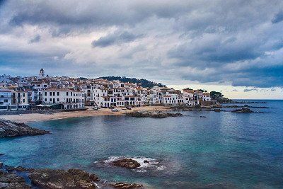 Blick über die Bucht auf den Ort Calella de Palafrugell