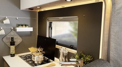 2-Flammkocher und Schienensystem in der Küche des Dethleffs Wohnmobils XL Family I