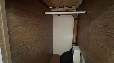 Schrank mit Kleiderstange unter dem Festbett im Corigon Wohnmobil T 70 S