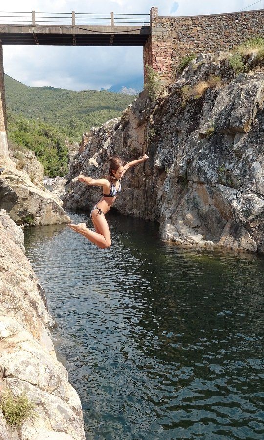 Sprung vom Felsen in den Fango auf Korsika