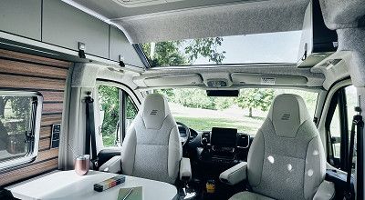 Fahrerbereich mit Skyview im Hymer Campervan Yellowstone 2023